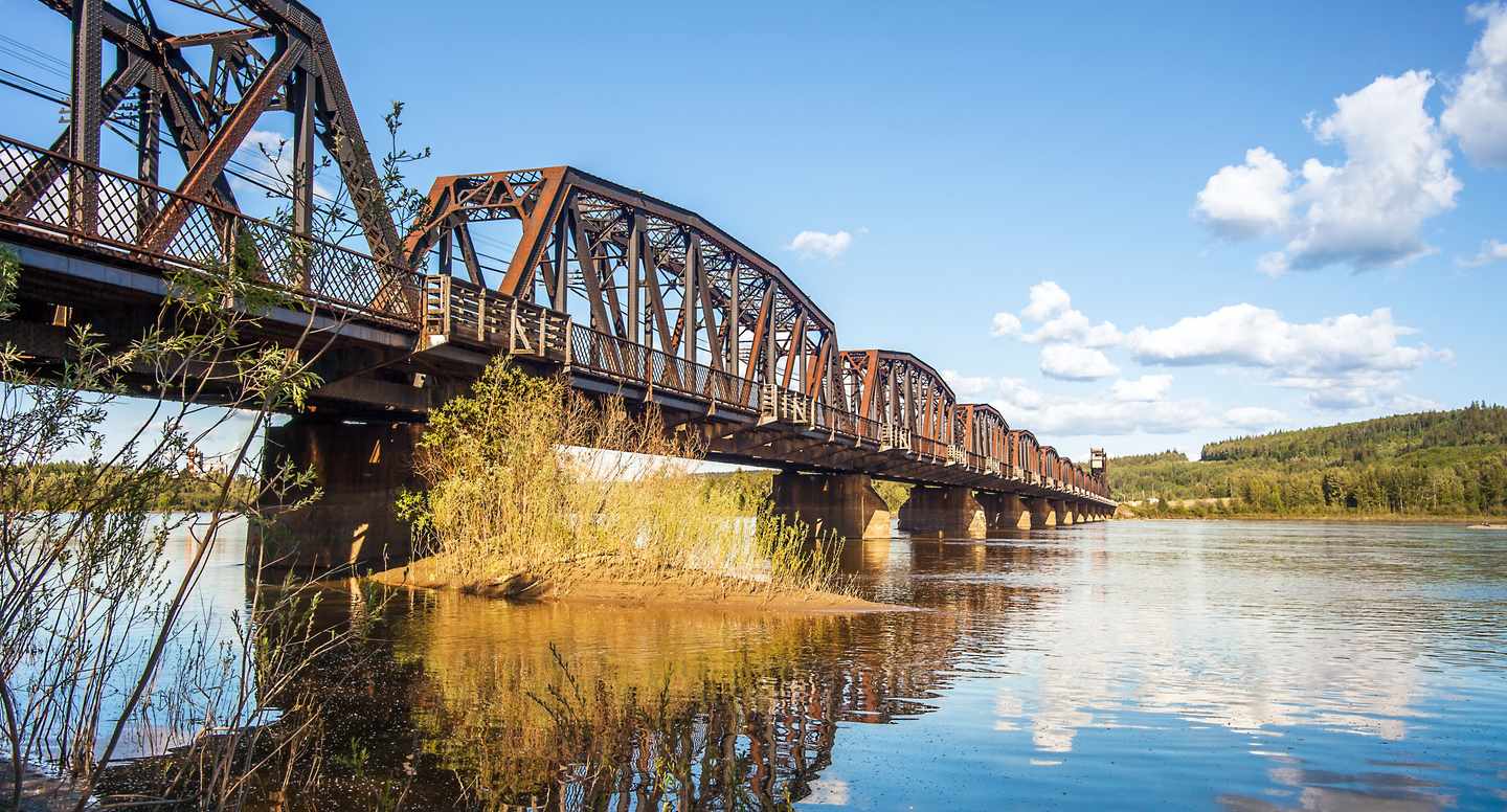 Eisenbahnbrücke über den Fraser River mit Güterzug bei Prince George in British Columbia  Kanada