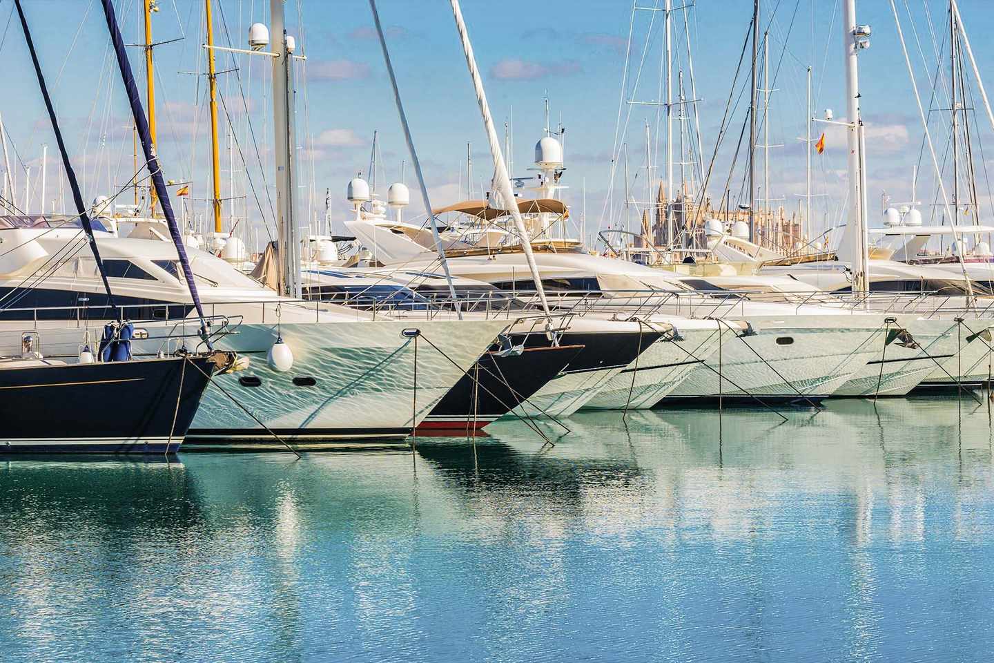 spanien-mallorca-palma-de-mallorca-sehensweurdigkeiten-blcik-auf-luxusboote-im-hafen-g-917209876.jpg
