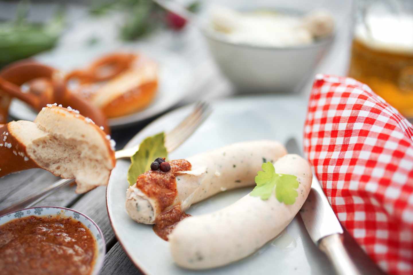 deutschland-reisemagazin-kulinarisch-deutsche-spezialitaet-bayerische-weisswurst-mit-sauce-g-683003638.jpg
