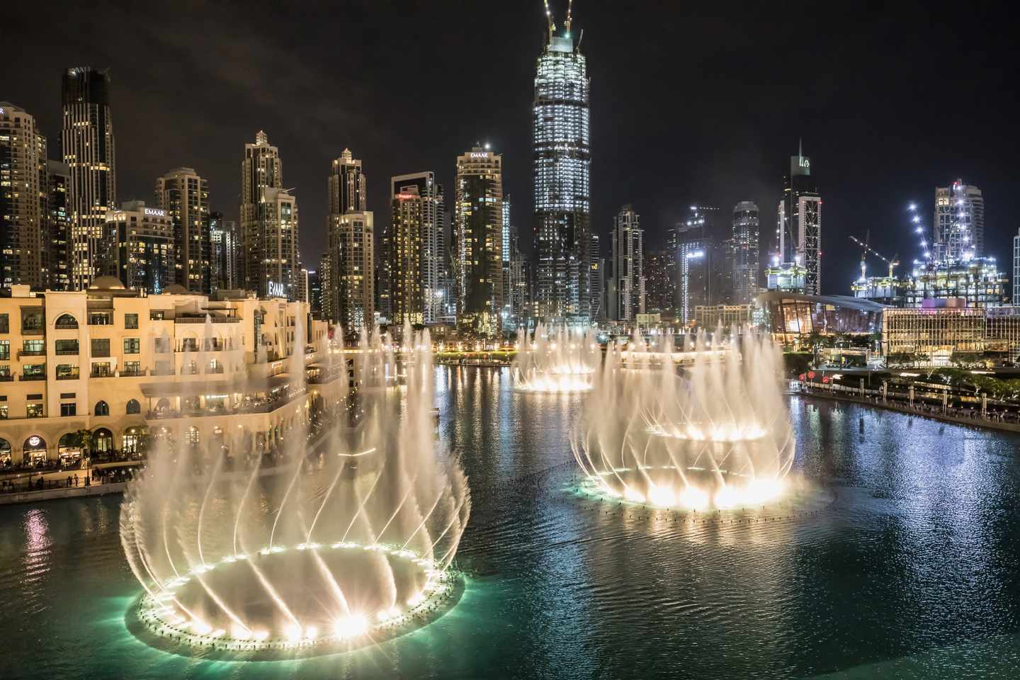 vae-dubai-burjkhalifafountains-g-1153040501.jpg