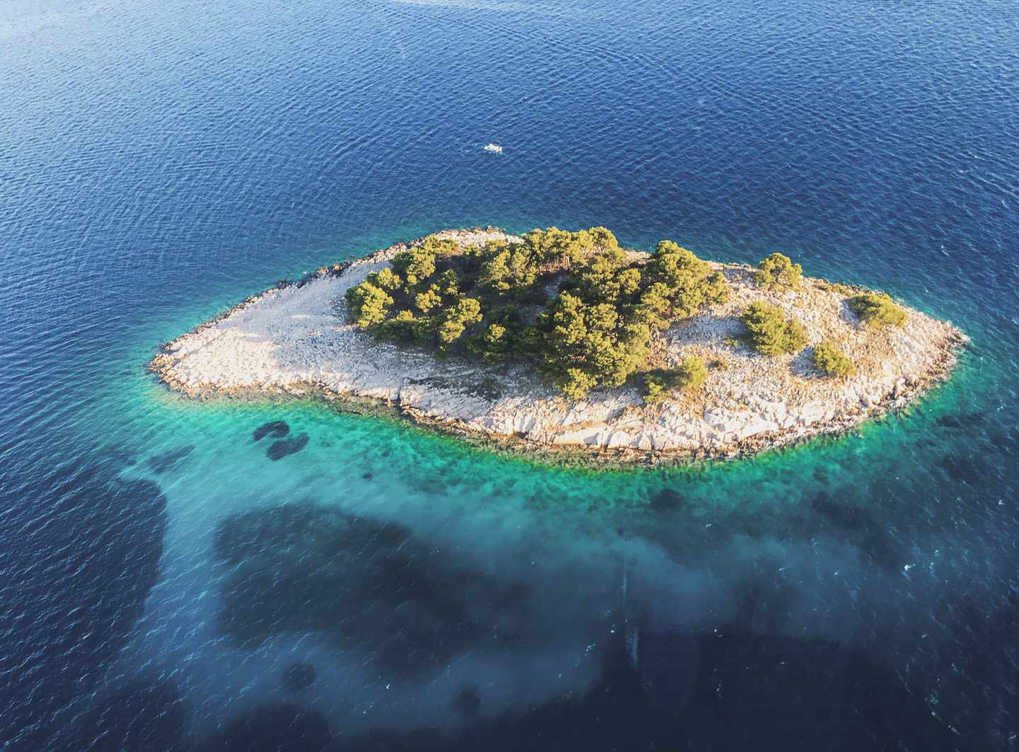 kroatien-kleine-insel-im-meer-g-850172662.jpg