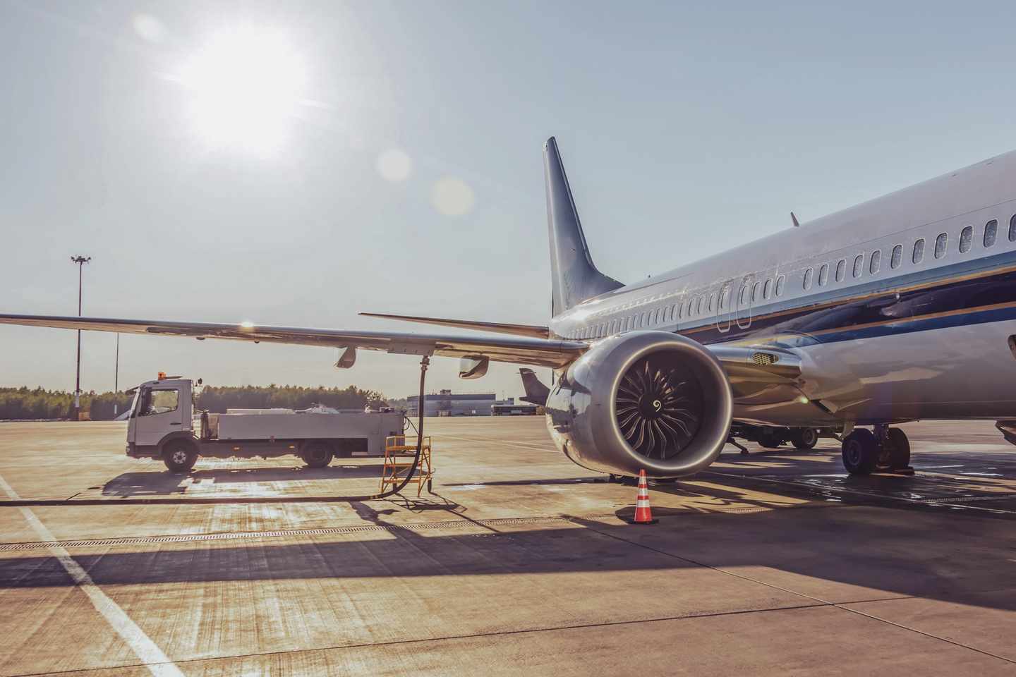 flugzeug-wird-entladen-g-1278067350.jpg