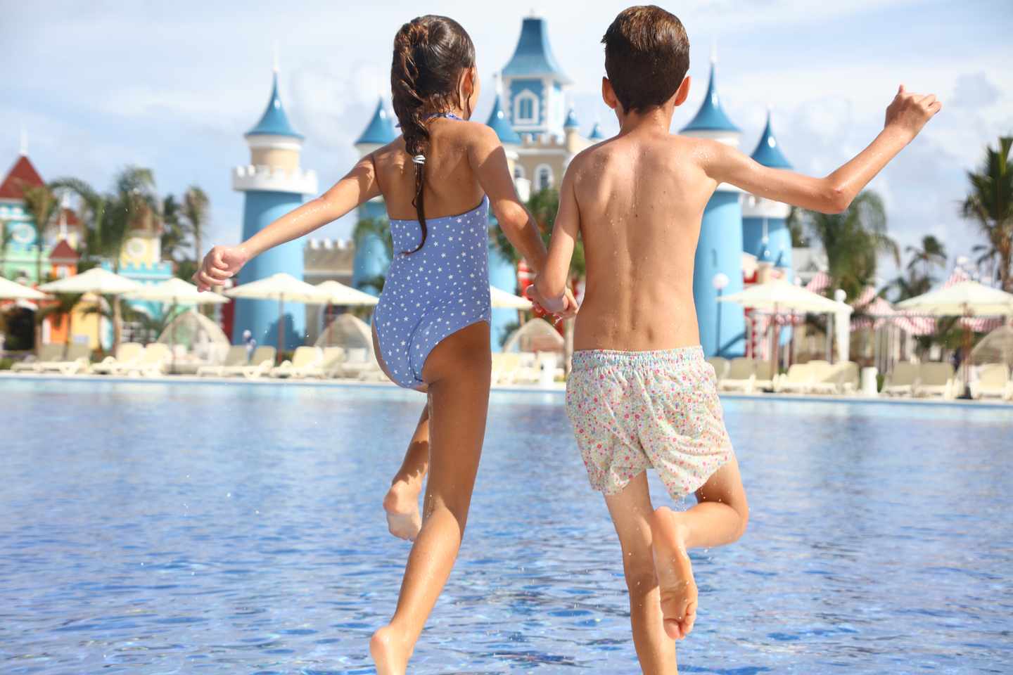 blt810689b0d080fff5-EXPLORE_KIDS_1.jpg Poollandschaft mit springenden Kindern