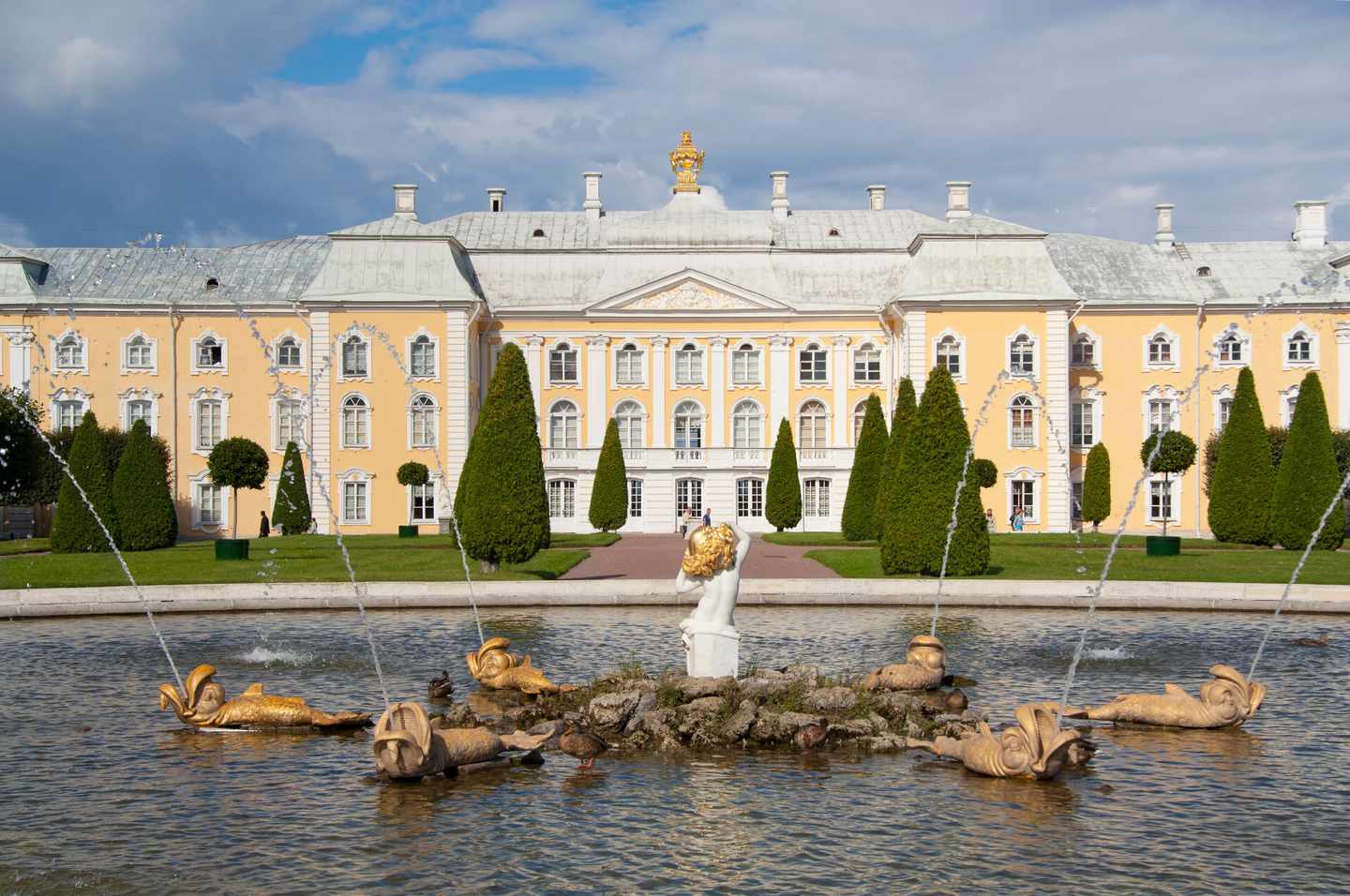 russland-schloss-peterhof-klein-g-176850247.jpg