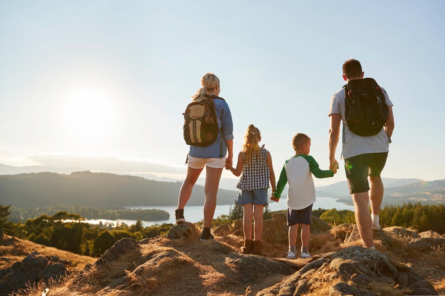 wandern-familie-aussicht-g-1049858904.jpg
