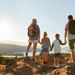 wandern-familie-aussicht-g-1049858904.jpg