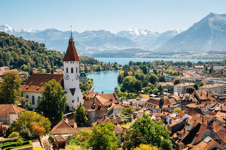 schweiz-alpen-berg-see-thun-stadt-g-945092130.jpg
