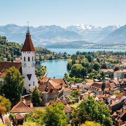 schweiz-alpen-berg-see-thun-stadt-g-945092130.jpg
