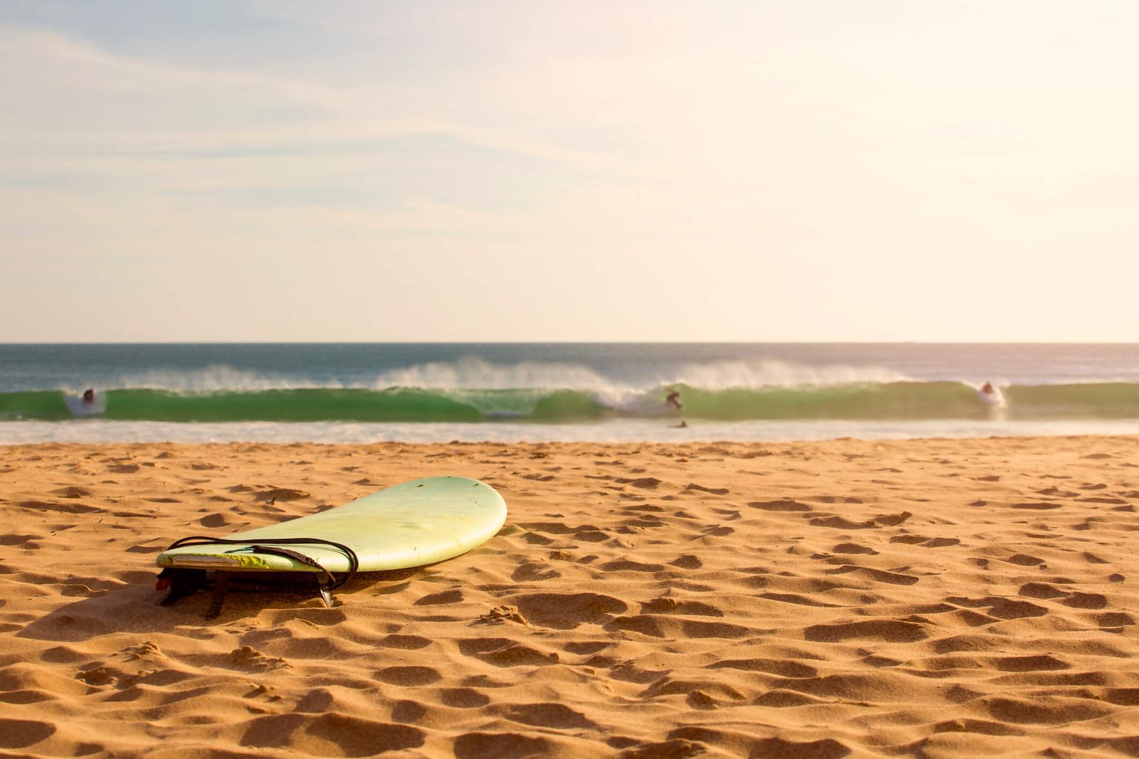 Surfen in Portugal: Surfbrett am Strand