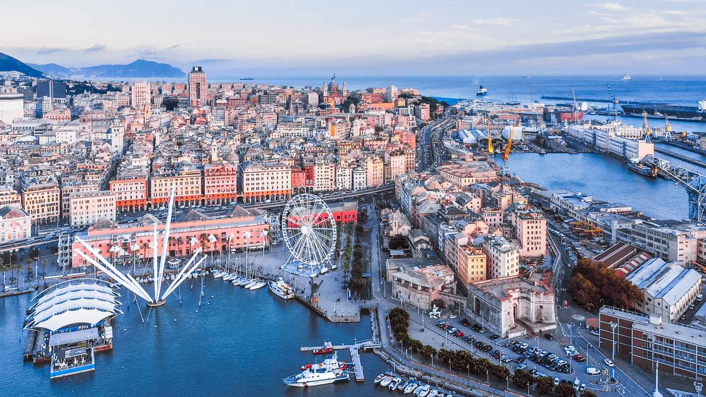 blt05fa20c1732c1f80-italien-genua-blick-auf-den-hafen-g-1319960258.jpg Blick auf Genuas Hafenviertel