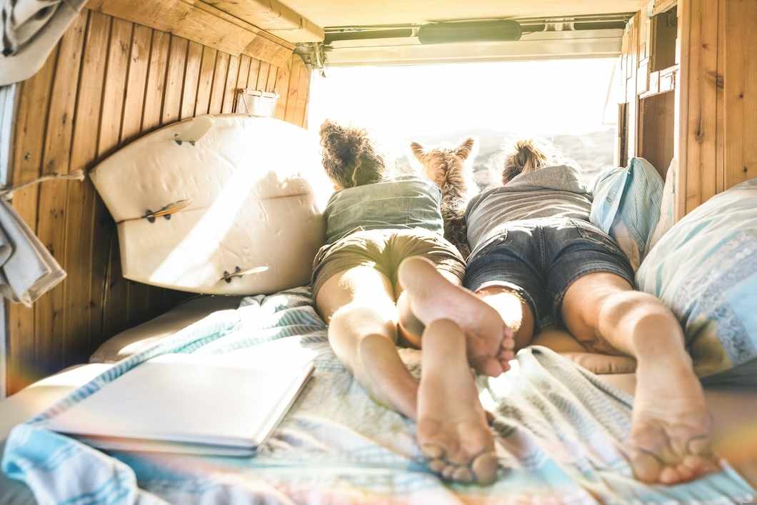 5_1_paar_urlaub_camper_reisemobil_dertour_g-896880276.jpg