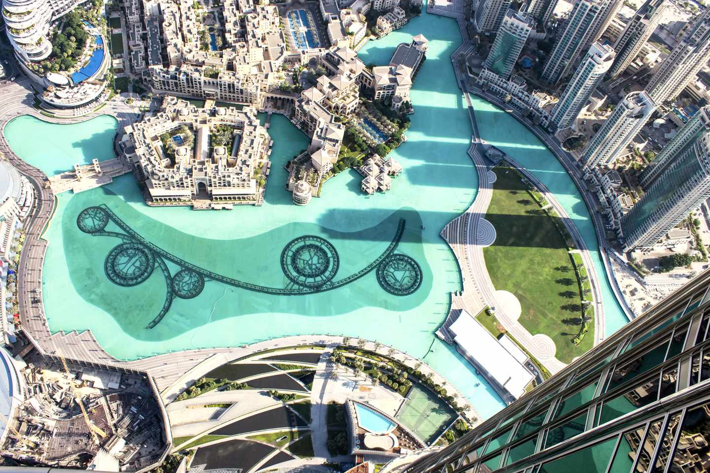 blt6e45389ad0ebc2aa-vae-dubai-burjkhalifa-g-481566118.jpg Blick aus dem Burj Khalifa auf das Wasserbecken des Fountain