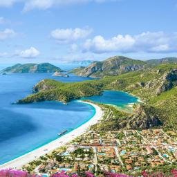 tuerkei-oludeniz-blaue-lagune-g-1406213067.jpg Türkei Urlaub: Luftaufnahme der Blauen Lagune von Ölüdeniz mit türkisblauem Wasser und grünen Hügeln.