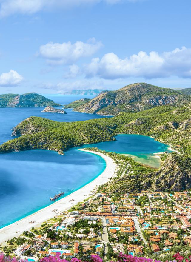 Fethiye Urlaub tuerkei-oludeniz-blaue-lagune-g-1406213067.jpg Türkei Urlaub: Luftaufnahme der Blauen Lagune von Ölüdeniz mit türkisblauem Wasser und grünen Hügeln.