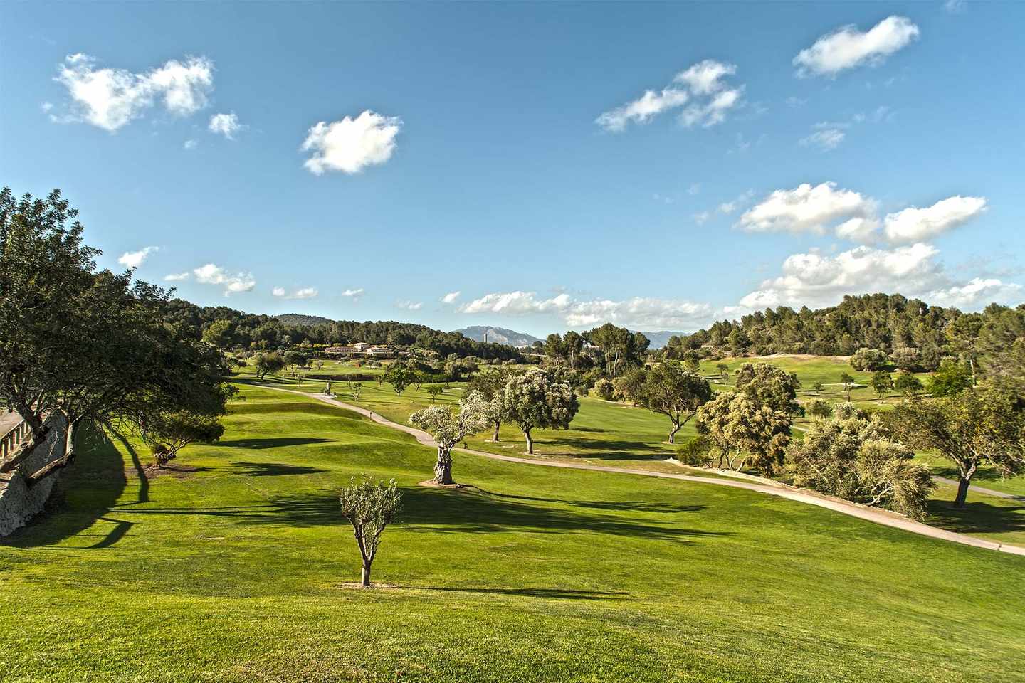spanien-mallorca-golfurlaub-aussicht-auf-den-golfplatz-bei-sonnenschein-g-184445518.jpg
