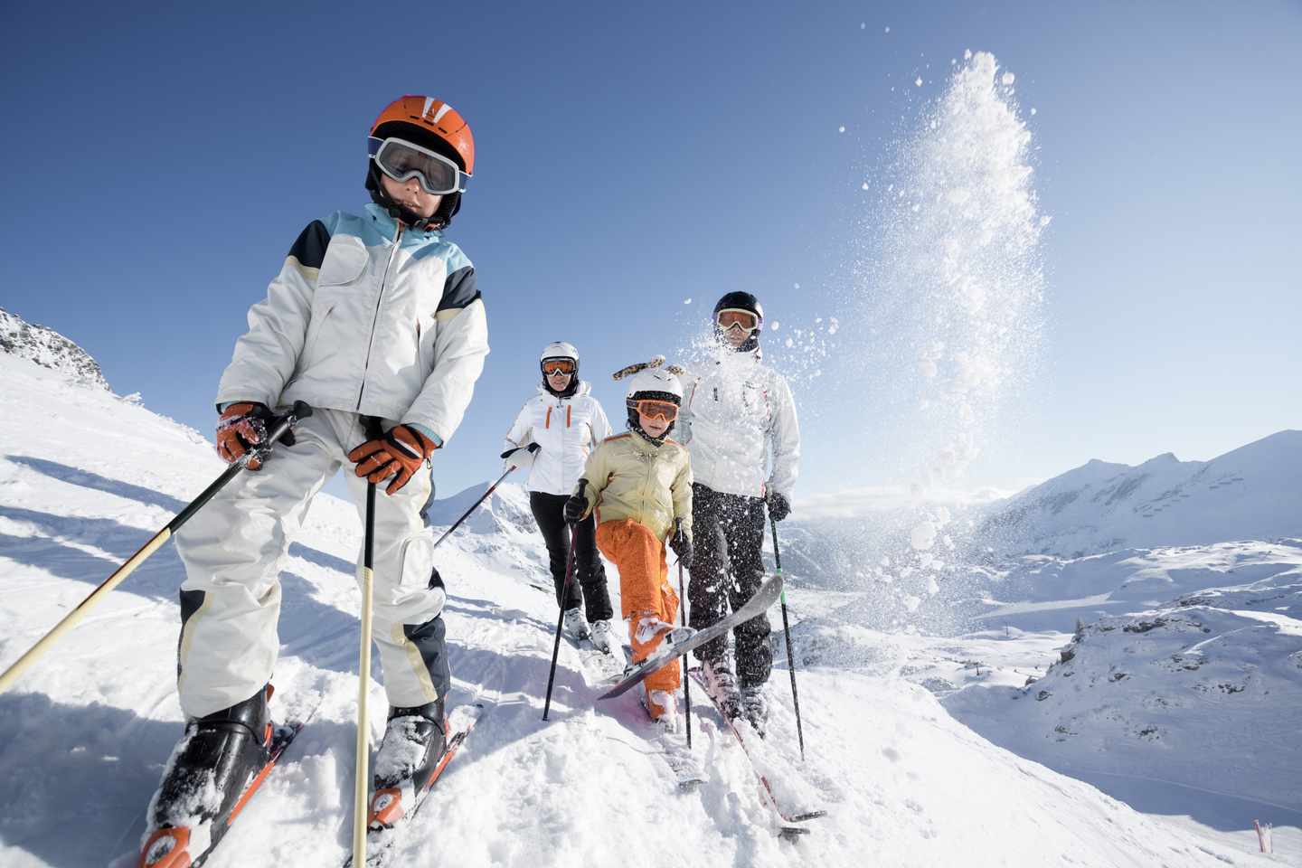 oesterreich-alpen-familie-beim-skifahren-g-629217482.png