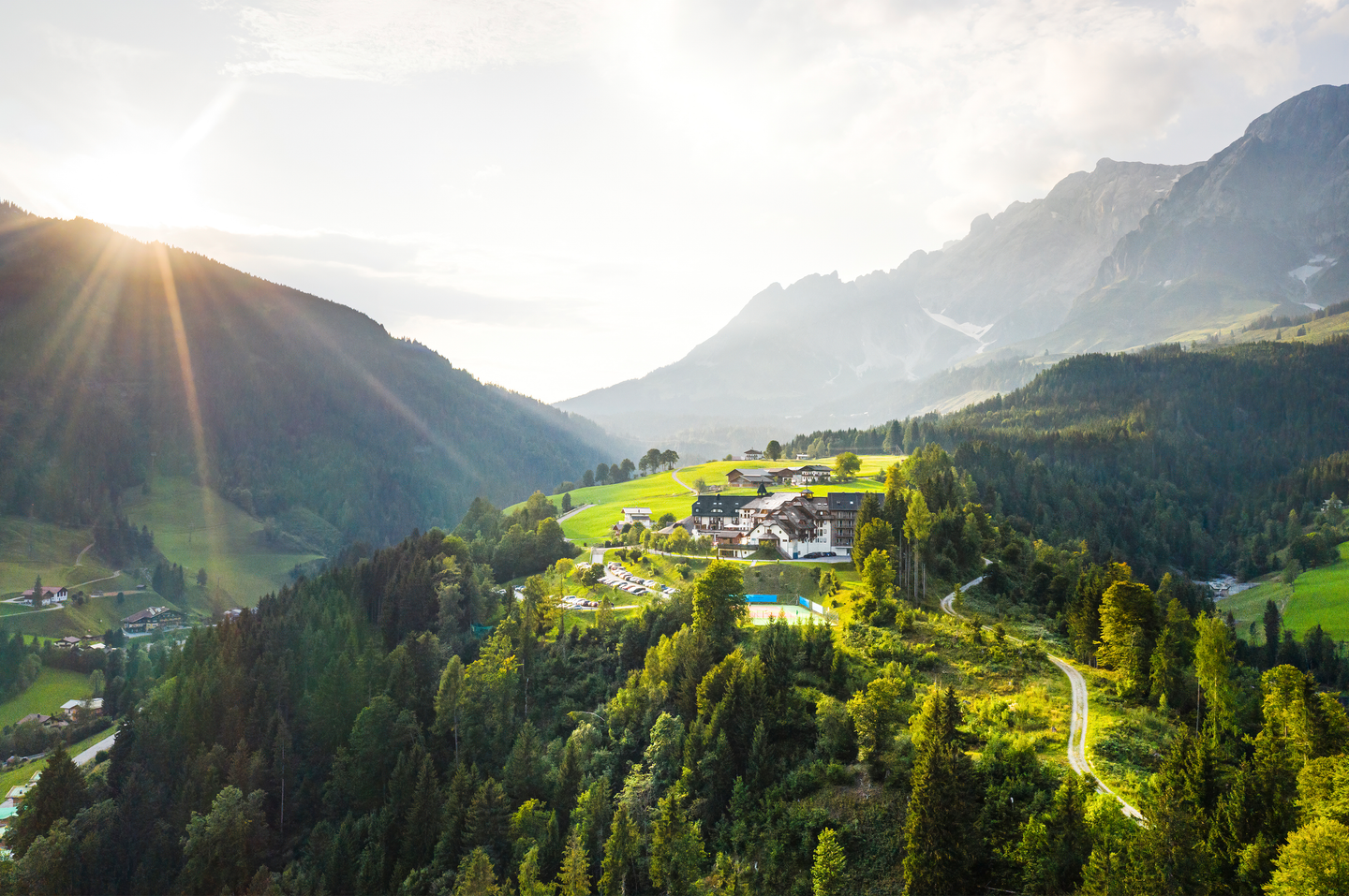 oesterreich-salzburger-land-muehlbach-am-hochkoenig-aldiana-club-hochkoenig-aussenansicht-berge-0045-f-aldiana.png