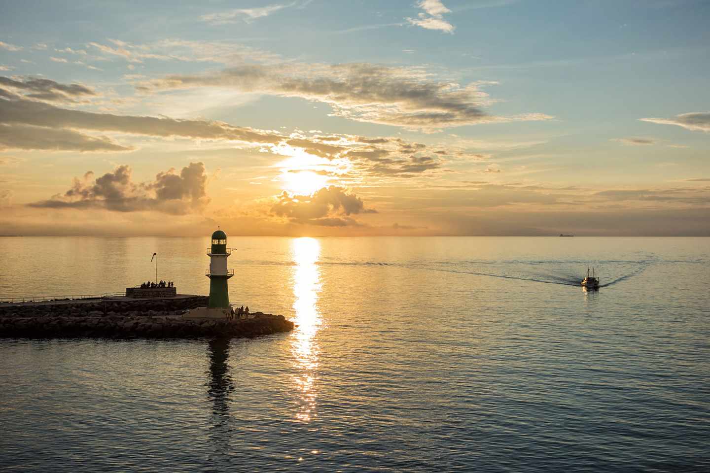 ostsee-rostock-warnemuende-mole-sonnenuntergang-t-516114865.jpg