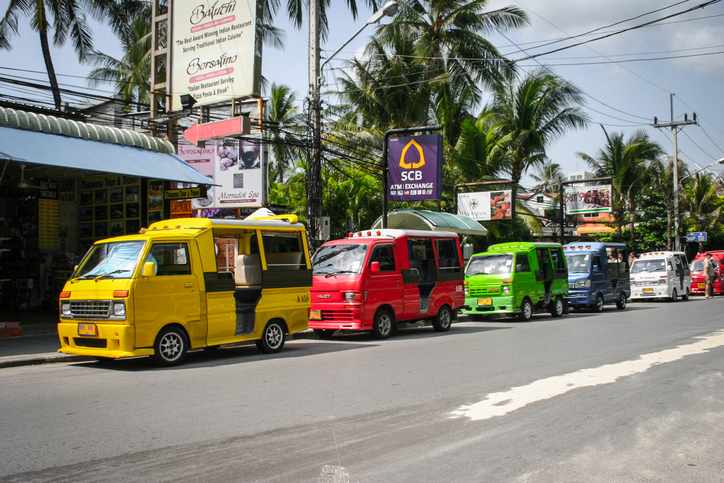 thailand-phuket-strasse-busse-t-677988448.jpg