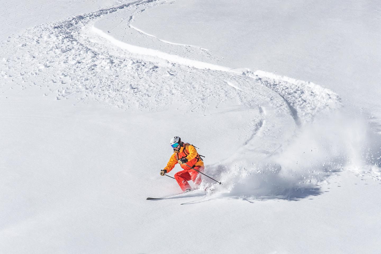 kanada-british-columbia-big-white-skifahrer-rast-piste-hinab-g-1082876840.jpg