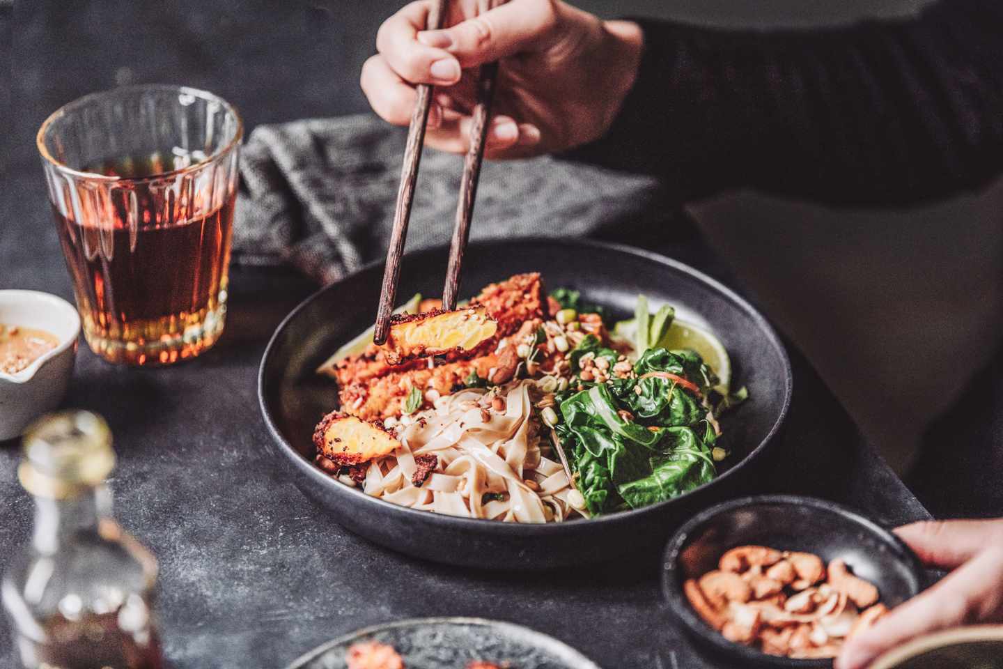 nach-vegan-reise-die-besten-zielen-frau-isst-frisch-zubereitete-asiatiche-vegane-mahlzeit-g-1223803849.jpg