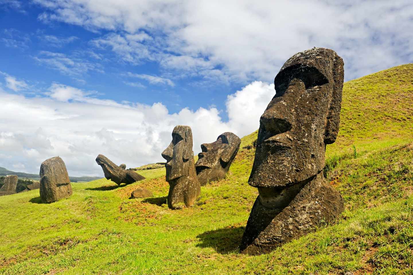 chile-osterinsel-nationalpark-rapa-nui-statue-t-466024975.jpg