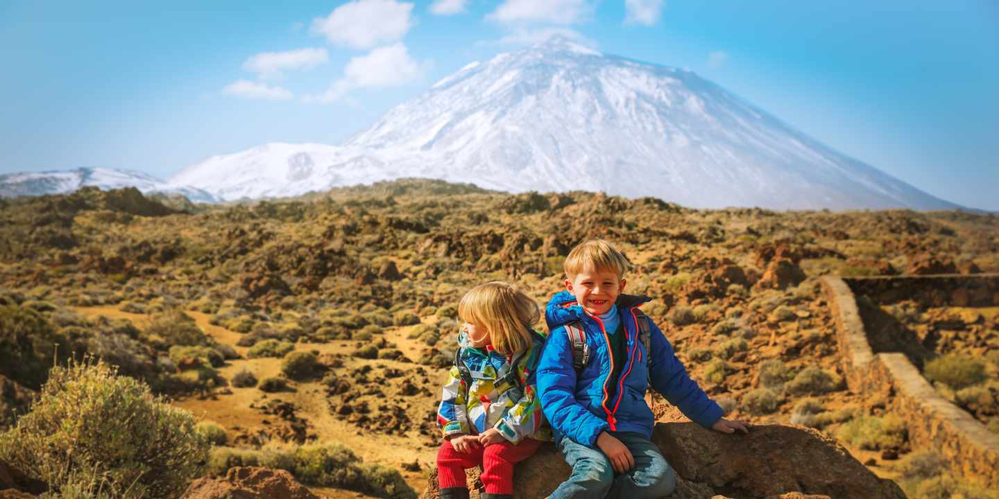spanien-kanarische-inseln-teneriffa-zwei-kinder-im-teide-nationalpark-g-1182631724.jpg