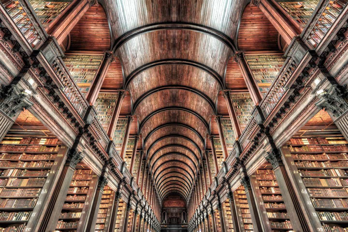 irland-dublin-trinity-college-von-innen-g-915681666.jpg