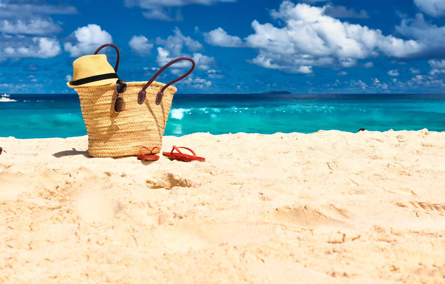 seychellen-tasche-im-strand-t-524453687.jpg