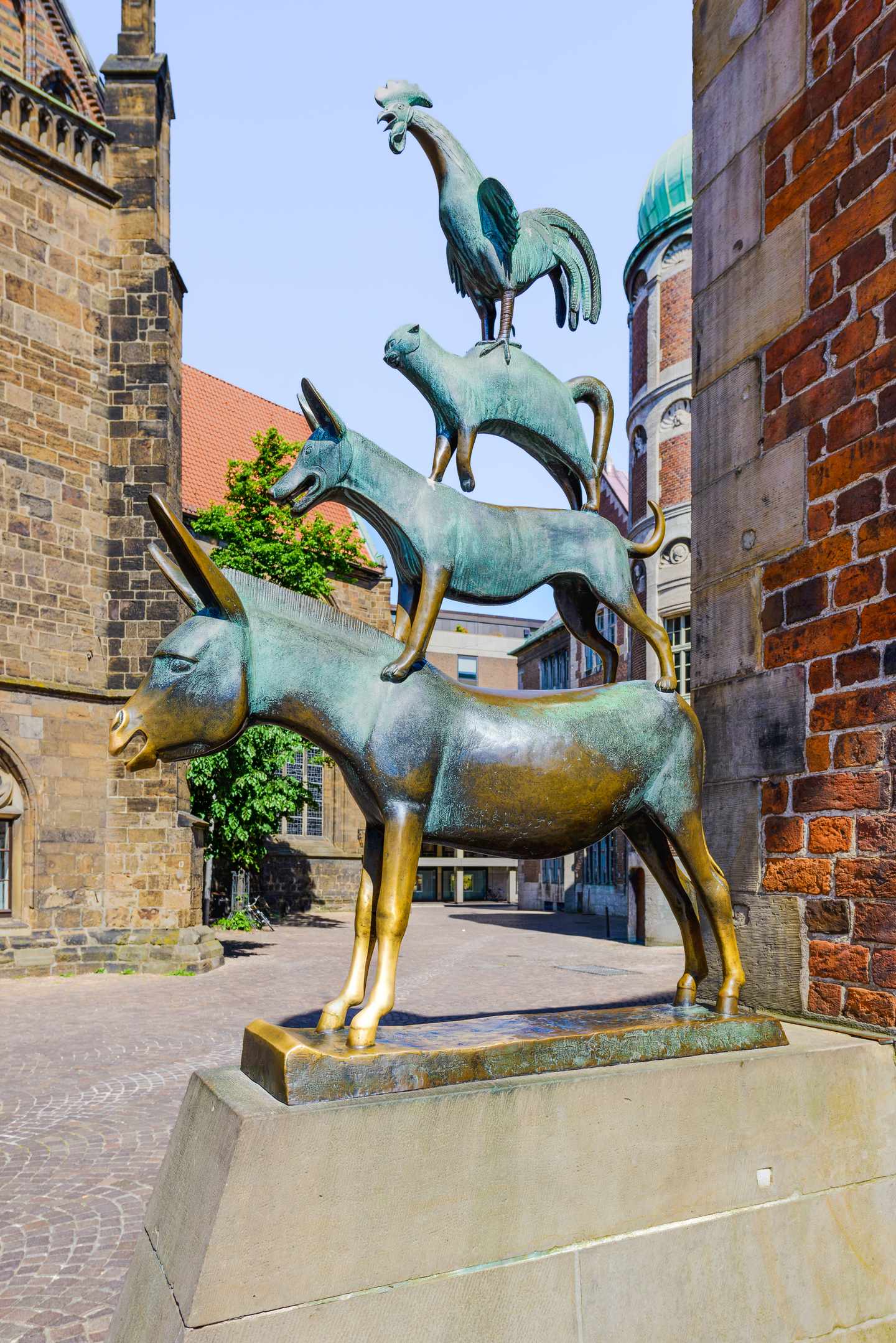 blt21ab2601ce484e49-deutschland-bremen-506889_AdobeStock_62153487_Bremer-Stadtmusikanten.jpg Blick auf die Statue der Bremer Stadtmusikanten
