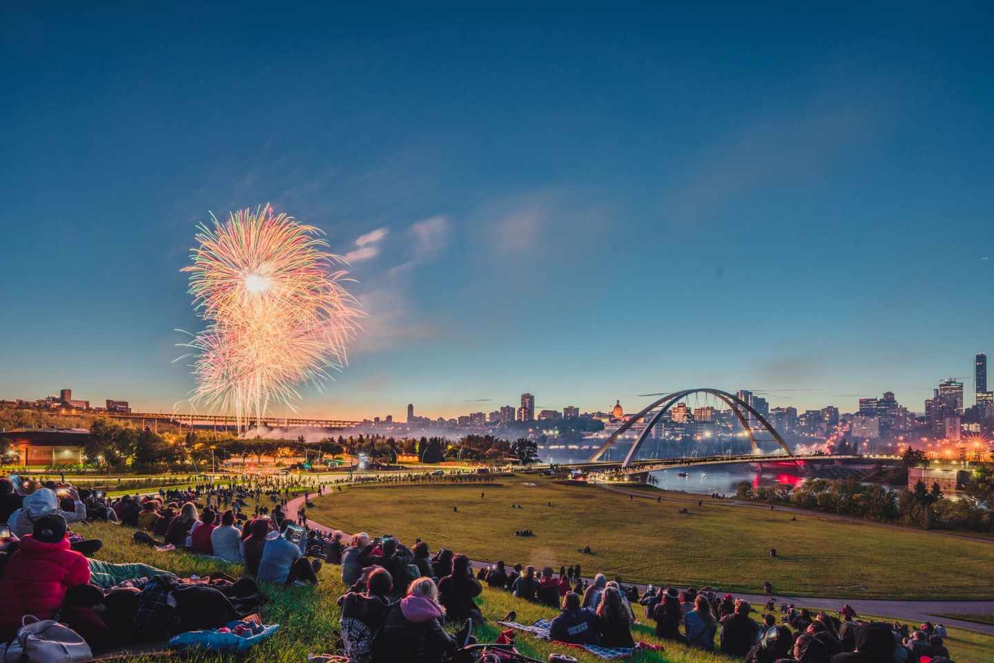 kanada-alberta-edmonton-feuerwerk-travel-alberta.jpg