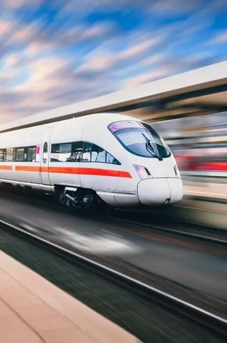 Mehr Infos hier Bahnreisen: ICE Zug fährt in den Bahnhof ein