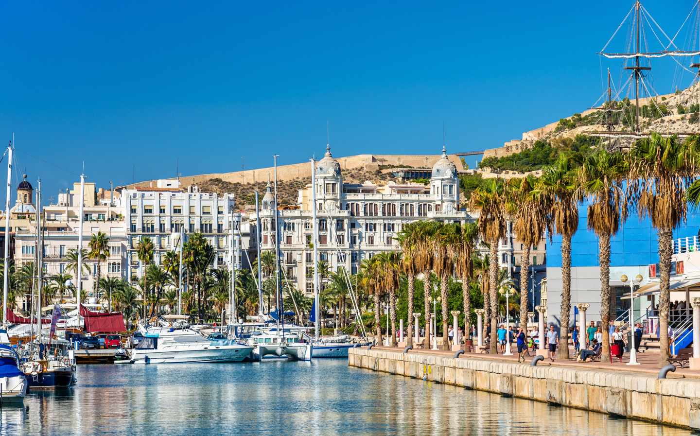 spanien-costa-blanca-alicante-hafen-klein-g-628014350.jpg