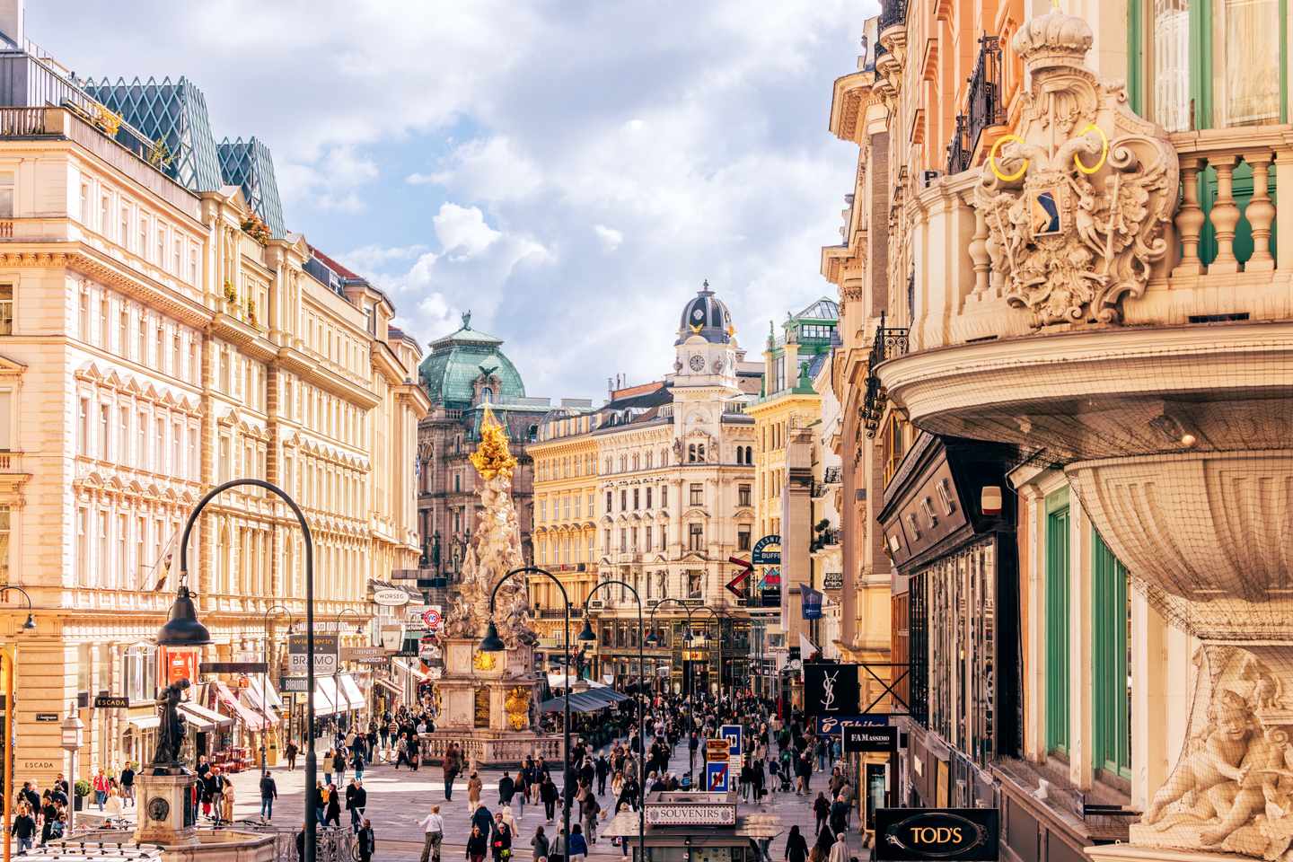 Graben in der Wiener Innenstadt mit historischen Fassaden Geschäften und der barocken Pestsäule