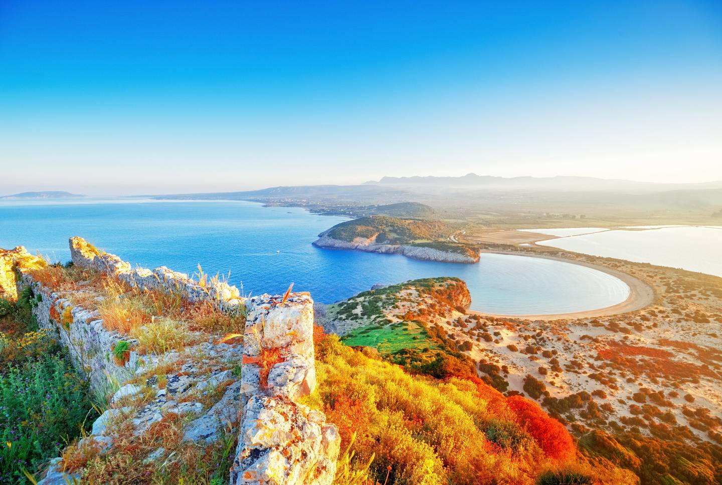 griechenland-peloponnes-burg-navarino-klein-g-693410354.jpg