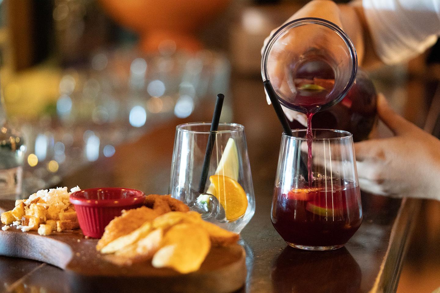 spanien-mallorca-es-trenc-sueden-nahaufnahme-tappas-und-sangria-g-1077945468.jpg
