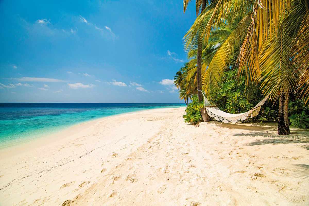 malediven-ari-atoll-mirihi-mihiri-island-resort-haengematte-am-strand-DER_ATC_MLE13106B_S23_9-f-malediven.jpg