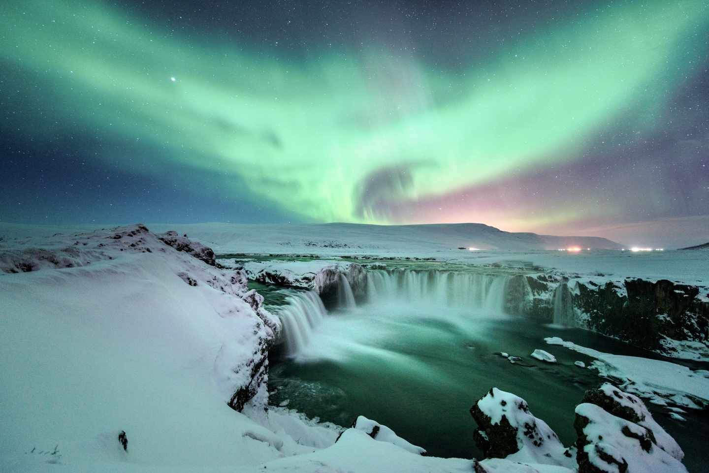 island-godafoss-wasserfall-polarlichter-g-967921290.jpg