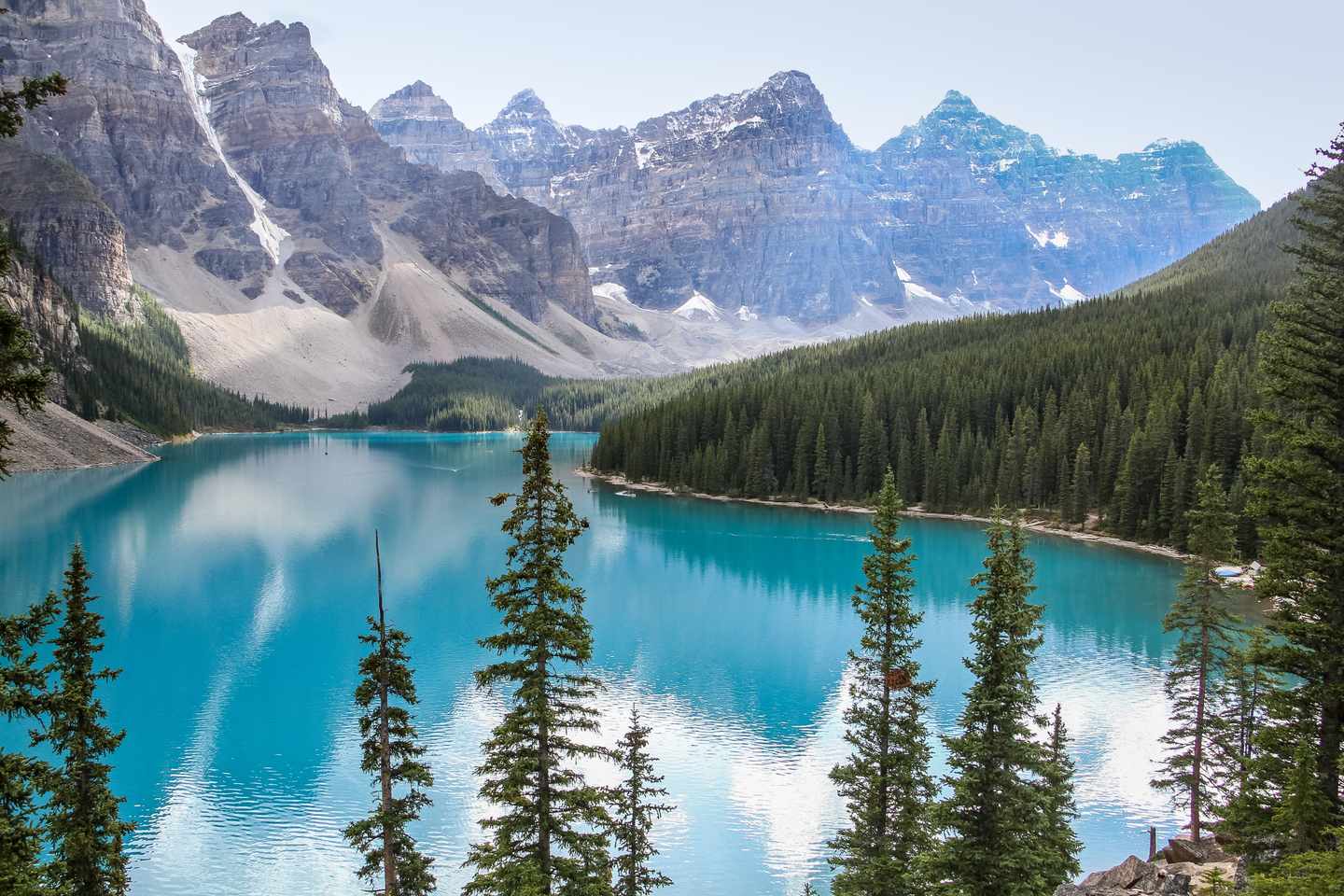 Moraine Lake mit türkisblauem Wasser  Nadelwald und den Ten Peaks im Banff National Park in Alberta