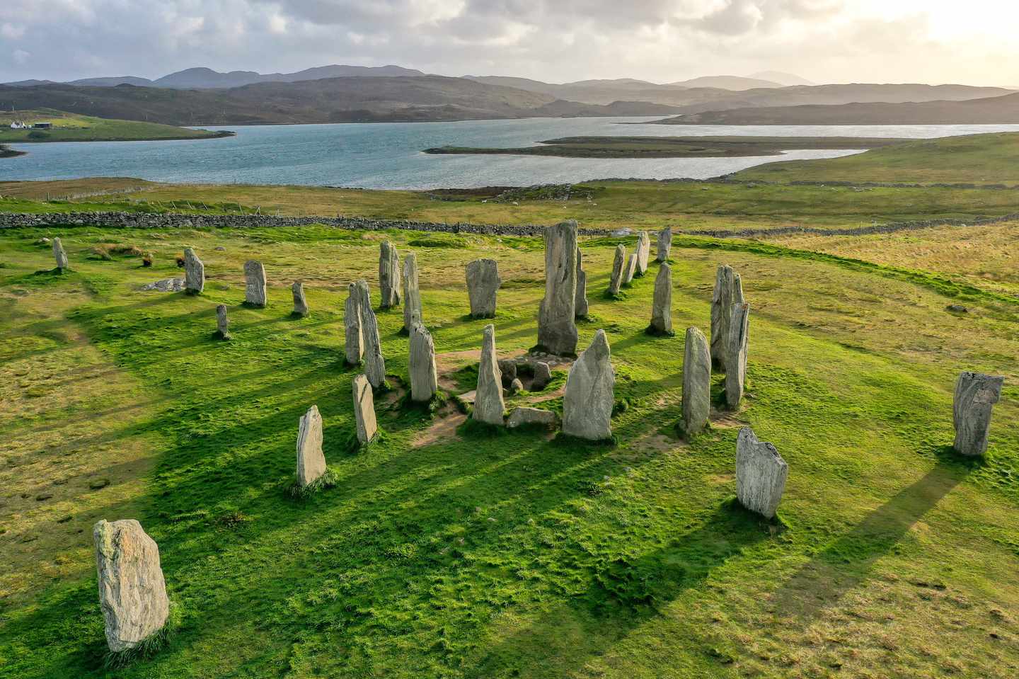 Steinkreis von Callanish auf der Isle of Lewis mit Küstenlandschaft der Äußeren Hebriden in Schottland