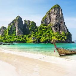 thailand-strandurlaub-traditionelles-boot-ankert-vor-grossen-felsen-im-tuerkisen-wasser-g-1206899165.jpg