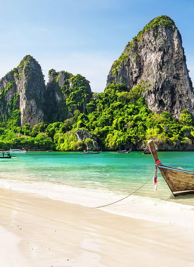 10 Stunden Direktflug Thailand Boot am Strand