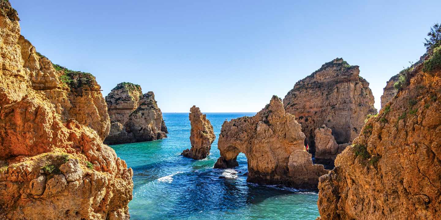 portugal-algarve-lagos-ponta-da-piedade-felsformation-grotten-g-2218183202.jpg