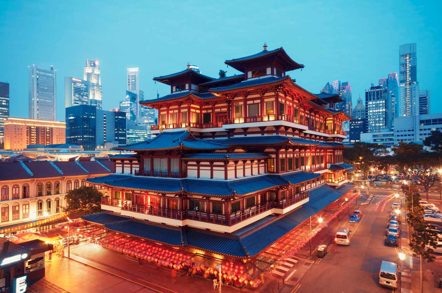 blt5a9bdfa9ccc35bde-singapur-t-485521723.jpg Blick auf den Buddha Toothe Relikt Tempel in Singapur bei Nacht