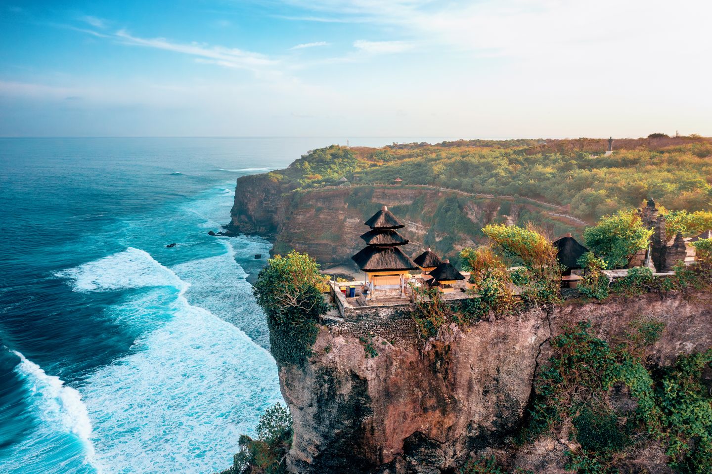 Luftaufnahme des Uluwatu-Tempels bei Sonnenaufgang