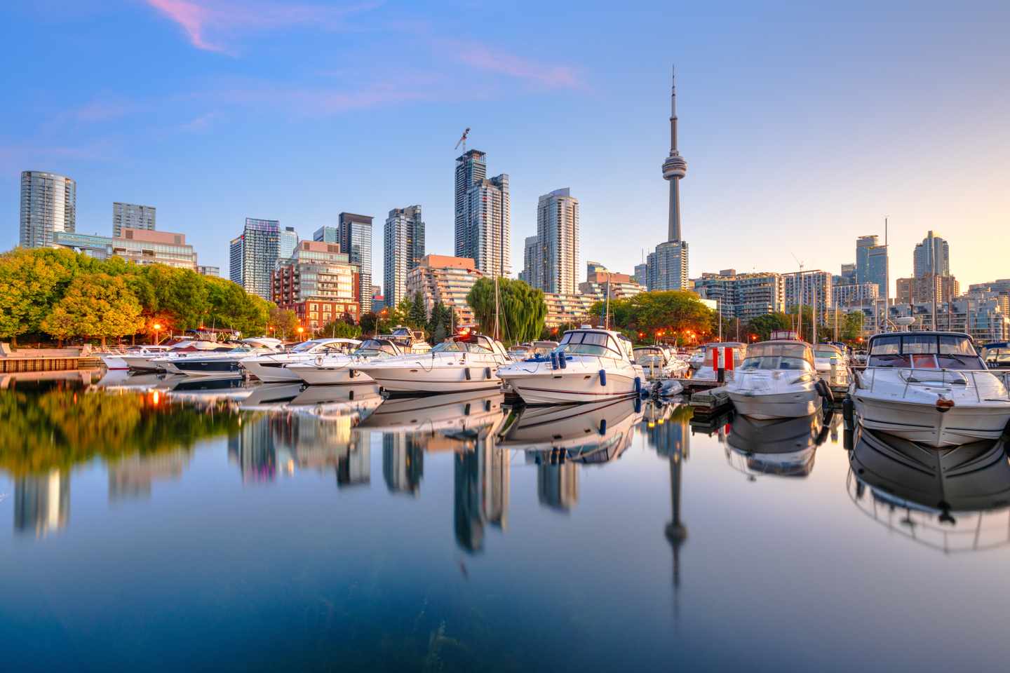 GettyImages-2218247140.jpg Boote im Yachthafen vor der Skyline von Toronto mit dem CN Tower bei ruhigem Wasser
