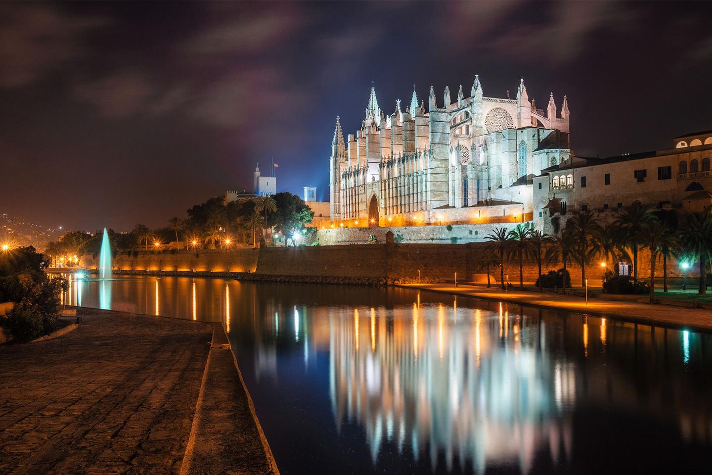 spanien-mallorca-palma-de-mallorca-sehensweurdigkeiten-mittelalterliche-kathedrale-bei-nacht-g-588593014.jpg