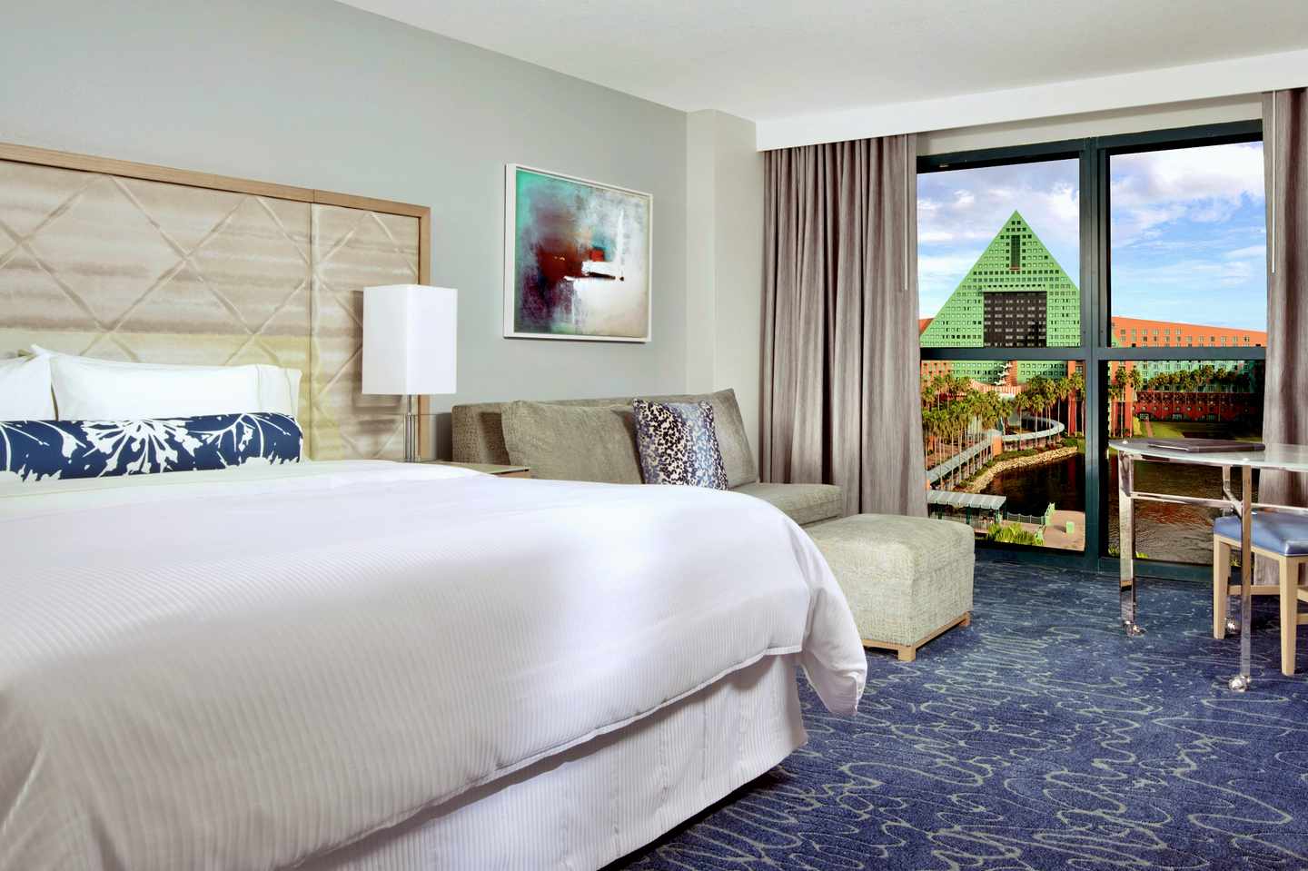 blt46026241f8e54ce0-freizeitparks-aussergewoehnliche-hotels-im-freizeitpark-walt-disney-world-swan-hotel-zimmer-DER0987602.jpeg Ein Zimmer im Walt Disney World Swan Hotel