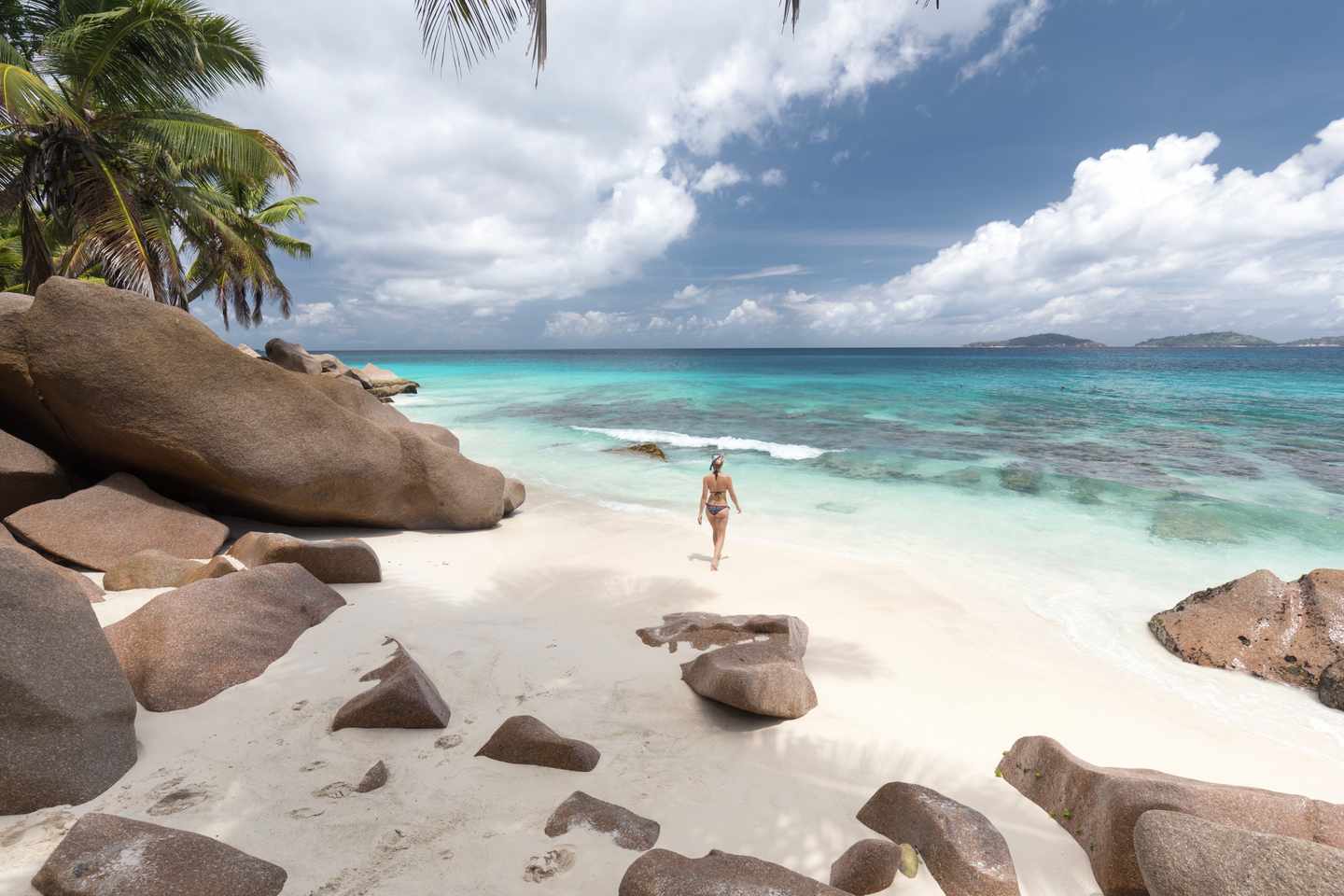 seychellen-la-digue-anse-patates-frau-im-meer-g-637378158.jpg