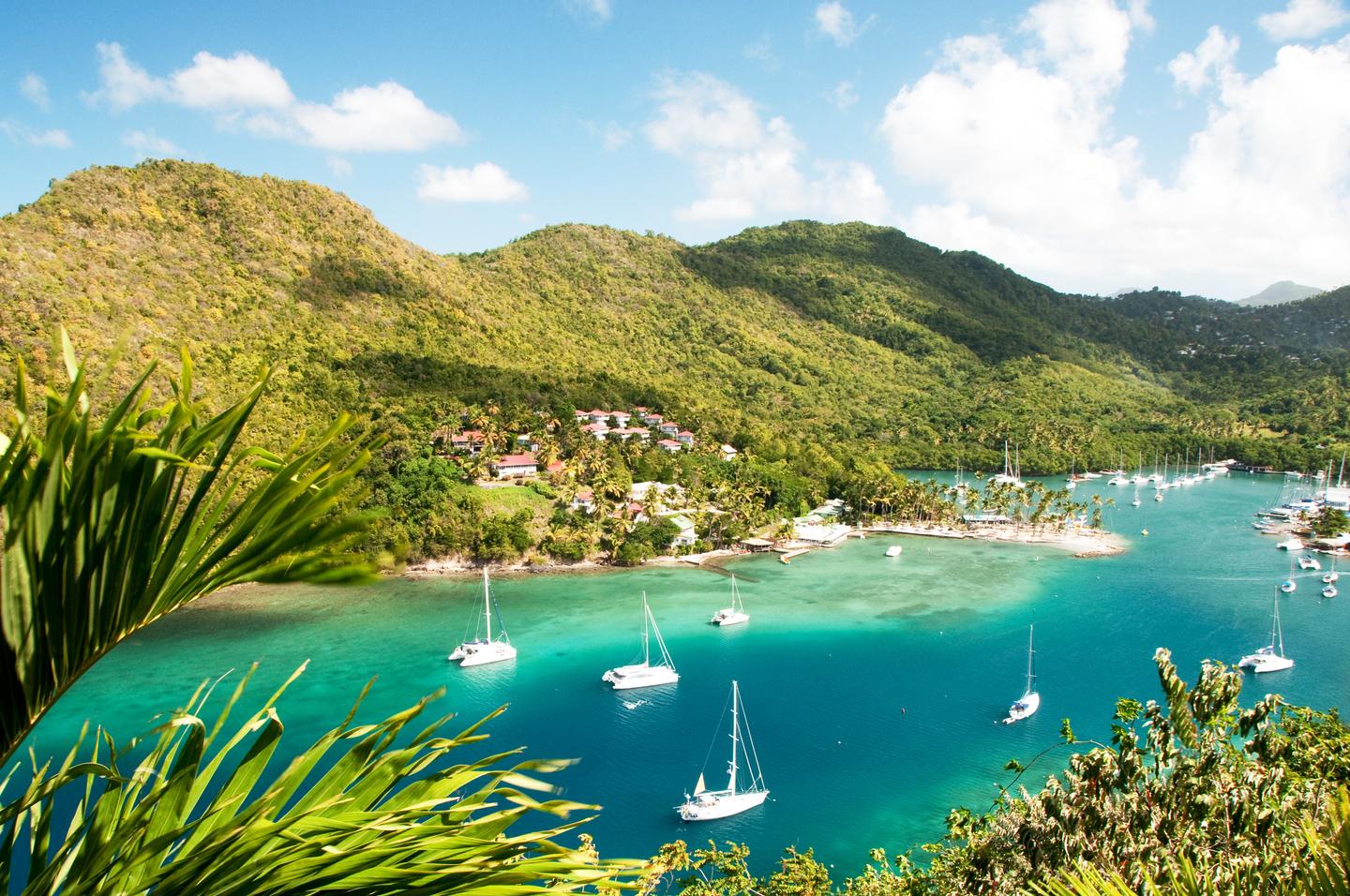 karibik-st-lucia-marigot-bay-mit-schiffen-g-157529512.jpg